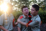 图为：丽水一名武警官兵与战友分别时伤心哭泣。罗圣雄（通讯员） - 浙江新闻网