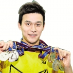 孙杨展示自己在本届全运会上获得的全部奖牌。 新华社发 - 浙江新闻网