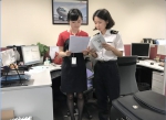 图为海关为航空公司进行政策指导。杭州海关供图 - 浙江新闻网