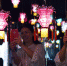 游客在皤滩古街花灯展厅欣赏针刺无骨花灯。王华斌 - 浙江新闻网