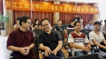 浙商大党委书记金一斌（左二）和新生家长交流。校方提供 - 浙江新闻网