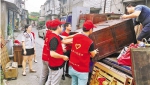 志愿者帮助三里亭直街居民搬家。 记者 董旭明 通讯员 王通 摄 - 浙江新闻网