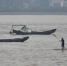 杭州：大潮过后 渔民"一杆渡江" - 互联星空