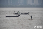 杭州：大潮过后 渔民"一杆渡江" - 互联星空