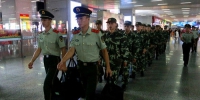 图为：多名武警新兵达到温州。张新磊（通讯员） - 浙江新闻网