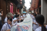 中外艺术家相聚浙江松阳古街齐绘百米长卷。松阳新闻提供 - 浙江新闻网
