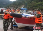 图为边防官兵帮民众转移船只。王华　摄 - 浙江新闻网