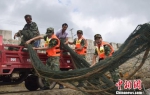 图为边防官兵帮助民众抢收渔具。彭赟 摄 - 浙江新闻网