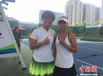 全国学生运动会女子网球双打冠军马晓宇与于姣。　童笑雨 摄 - 浙江新闻网