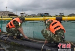 图为边防官兵固定排水设施。彭赟 摄 - 浙江新闻网