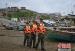 图为：边防官兵在沿海码头巡逻。彭赟 摄 - 浙江新闻网