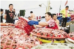 9月13日，沈家门渔民纷纷投售鱼货。 沈逸轩 翁盈昌 摄 - 浙江新闻网