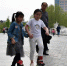 资料图：雄安新区街头，两个孩童穿一双轮滑鞋玩耍。 中新社记者 翟羽佳 摄 - 浙江新闻网