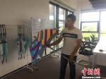 工作人员展示共享雨伞 周禹龙 摄 - 浙江新闻网