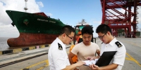 图为海关关员核对船舶及航线情况。杭州海关供图 - 浙江新闻网