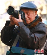 楼伯余老人在拍摄照片 湖州宣传部提供 - 浙江新闻网