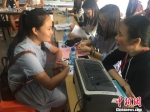 中国计量大学2017级新生白璇在新生报到处咨询。　校方提供　摄 - 浙江新闻网