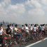 图为参加骑行的市民在杭州钱江龙广场整装出发。徐瀚文 - 浙江新闻网