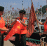 图为：温州边防官兵在苍南舥艚渔港为即将出海的渔船系上崭新的五星红旗。吴金阳（通讯员） - 浙江新闻网
