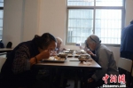 老人们津津有味地享用着午餐 程哲供图 - 浙江新闻网