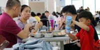 新生及家长在浙江财经大学东方学院的“报到第一餐”。由校方提供 - 浙江新闻网