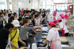 新生及家长在浙江财经大学东方学院食堂就餐场面。由校方提供 - 浙江新闻网