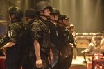 图为：特警队员在一家娱乐场所内集结。吴兴警方供图 - 浙江新闻网