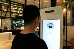 图为：一位顾客正在进行刷脸认证。王远 - 浙江新闻网