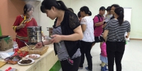杭州市民试吃丽水特色小吃。潘沁文 - 浙江新闻网