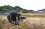 图为：特战队员在比武竞赛中进行多姿势射击。颜石斌（通讯员）/摄 - 浙江新闻网