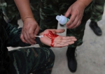 图为：一名特战队员在射击科目中被地上石子划破手掌。颜石斌（通讯员）/摄 - 浙江新闻网