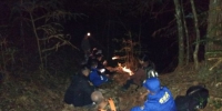 图为：搜救队在山中营救。龙泉警方供图 - 浙江新闻网