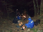 图为：搜救队在山中营救。龙泉警方供图 - 浙江新闻网