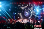 图为：2017海宁潮音乐节在海宁盐官雨中热情开唱。　徐瀚文 摄 - 浙江新闻网