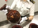图为：海关关员展示查获的巴里黄檀制花瓶 顾周颖 - 浙江新闻网
