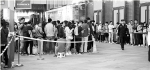 9月28日，北京通州万达广场前，市民排队要求酷骑单车退还用车缴纳的298元押金。 - 浙江新闻网