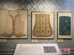 10月21日，“荣归锦上：17世纪以来法国丝绸”展在中国丝绸博物馆开展，该展展出法国17世纪以来的丝织精品、设计稿、意匠图、织机、时装画报、品牌产品等共计约200件（组）。中新社记者 方堃 摄 - 浙江新闻网