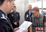 上海警方和美国驻沪总领馆代表现场确认并见证了遣返过程。　忻文轲　摄 - 浙江新闻网