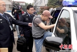 上海警方为美籍逃犯办理遣返手续。　忻文轲　摄 - 浙江新闻网