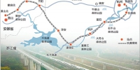 11月21日，一列高铁从杭黄高铁传芳特大桥（前）旁驰过。 本报记者 董旭明 摄 - 浙江网