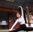 11月25日，健身美女在江西龙虎山学习养生操，秀出健康好身材，引来游客围观。范宇 摄 - 浙江新闻网
