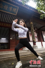 健身美女在龙虎山练习养生操。范宇 摄 - 浙江新闻网