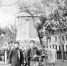 1948 年，宋大伯（右）和发小钟吾良在西湖边偶遇，拍下了这张合影。他们身后是西湖饭店（现址为凯悦酒店）和北伐战争阵亡将士纪念塔（已拆除）。记者 葛亚琪 翻拍 - 浙江新闻网