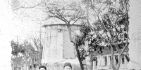 1948 年，宋大伯（右）和发小钟吾良在西湖边偶遇，拍下了这张合影。他们身后是西湖饭店（现址为凯悦酒店）和北伐战争阵亡将士纪念塔（已拆除）。记者 葛亚琪 翻拍 - 浙江新闻网