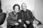已经86岁的宋大伯和老伴曹阿姨在杭州家里，他们俩的相识就是发小钟吾良介绍的。记者 葛亚琪 摄 - 浙江新闻网