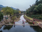 河道负责人和志愿者们在清理河面垃圾 许旭 摄 - 浙江新闻网
