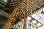 图为：由一串串落叶打造而成帘子亮相美院南山校区。 王远 摄 - 浙江新闻网