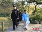 图为：西湖女子巡逻队带领孩子们在景区内“捡垃圾”。　王潇婧 摄 - 浙江新闻网
