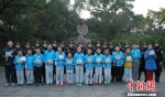 图为：活动结束后西湖女子巡逻队和孩子们一起合影留念。　王潇婧 摄 - 浙江新闻网