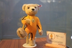 图为：台湾限定1940只的“李小龙”版泰迪熊现身展览。 王远 摄 - 浙江新闻网